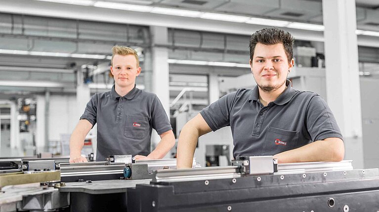 Patrick Götz und Patrick Simon Auszubildende als Fachkraft für Metalltechnik bei der HERMLE AG