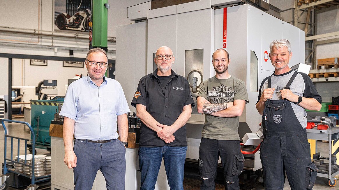 Jürgen Scherer, HPV Hermle Vertriebs GmbH, mit Produktionsleiter Thomas Zarmann und den Maschinenbedienern Julian Otten und Herbert Niehues von Thunderbike
