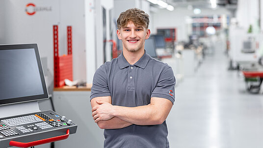 Mechatronik Student bei HERMLE