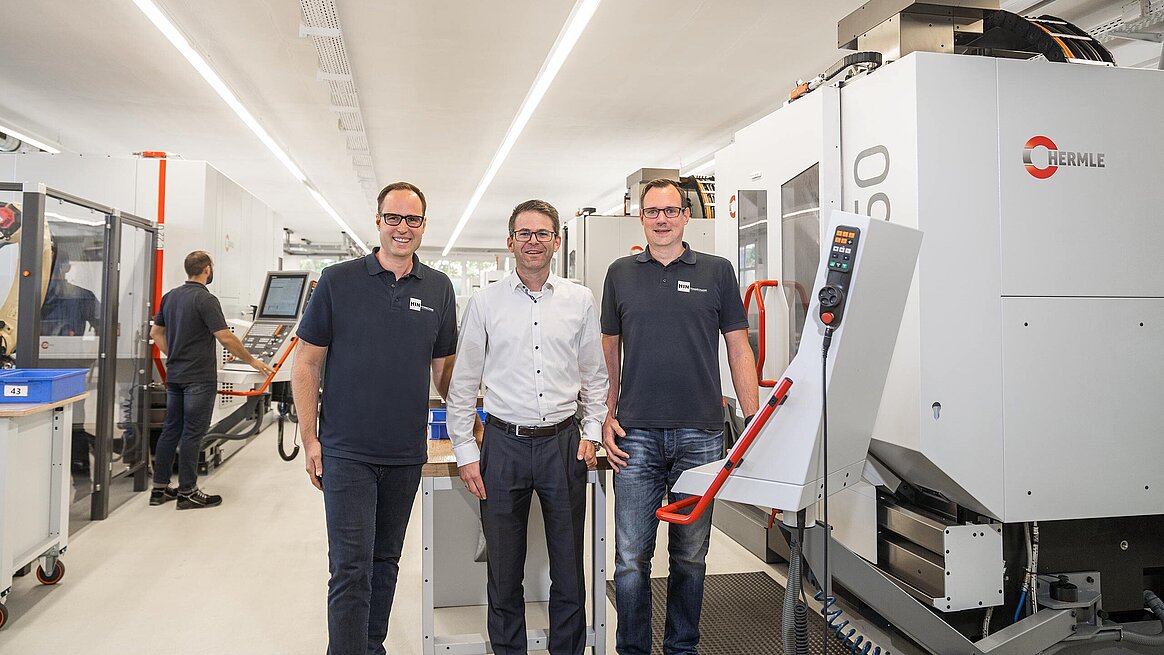 Von links: Geschäftsführer Marco Hin, Helmut Müller, Vertreter der HPV Hermle Vertriebs GmbH, und Konstrukteur Andreas Kitz.