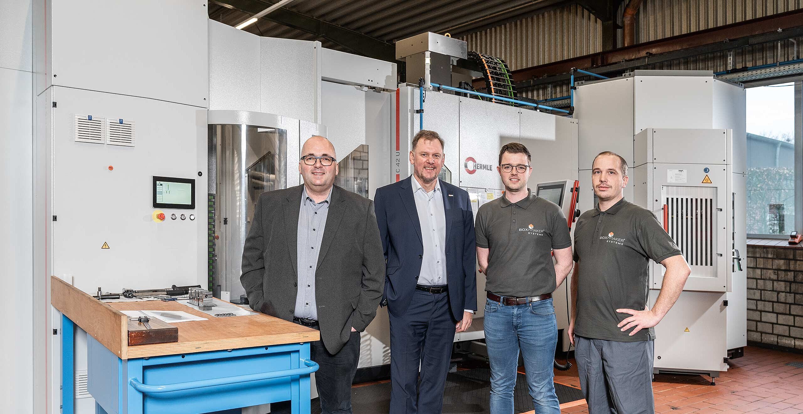 Norbert Wieland (Vertrieb Boxmaker und Marketing, Horstmann Maschinenbau GmbH), Andreas Härtter (Hermle + Partner Vertriebs GmbH), Christian Wensing (Fertigungsleiter bei der Horstmann Maschinenbau GmbH), Oliver Steinbach (Bediener der C 42 U bei der Horstmann Maschinenbau GmbH)