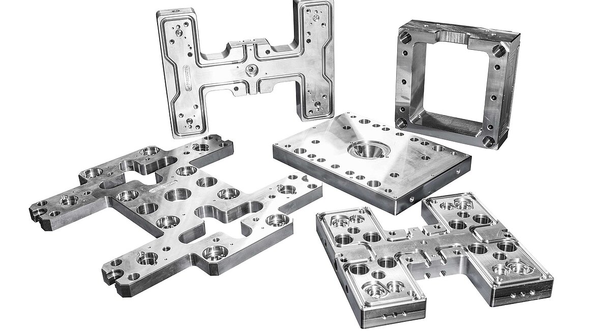 Selection of hot runner manifold systems and tool plates that are fully machined using five-axis technology on Hermle machining centres – on all sides and including deep drilling.