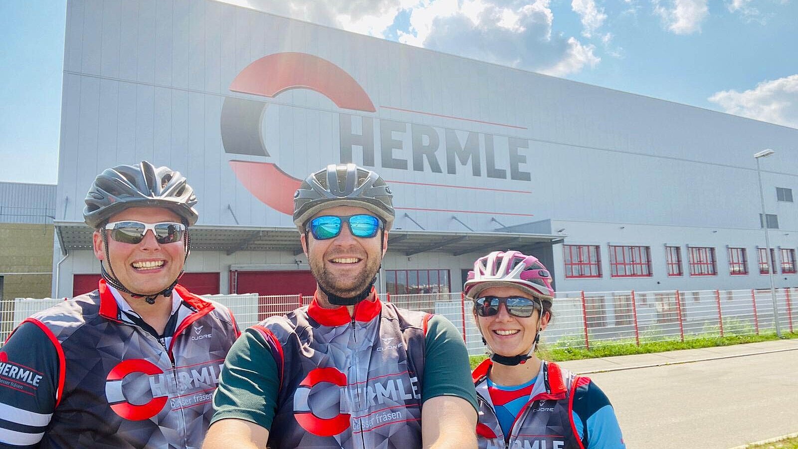 Mitarbeiter der HERMLE AG nach dem Bike Marathon 2020 vor dem Werk in Zimmern