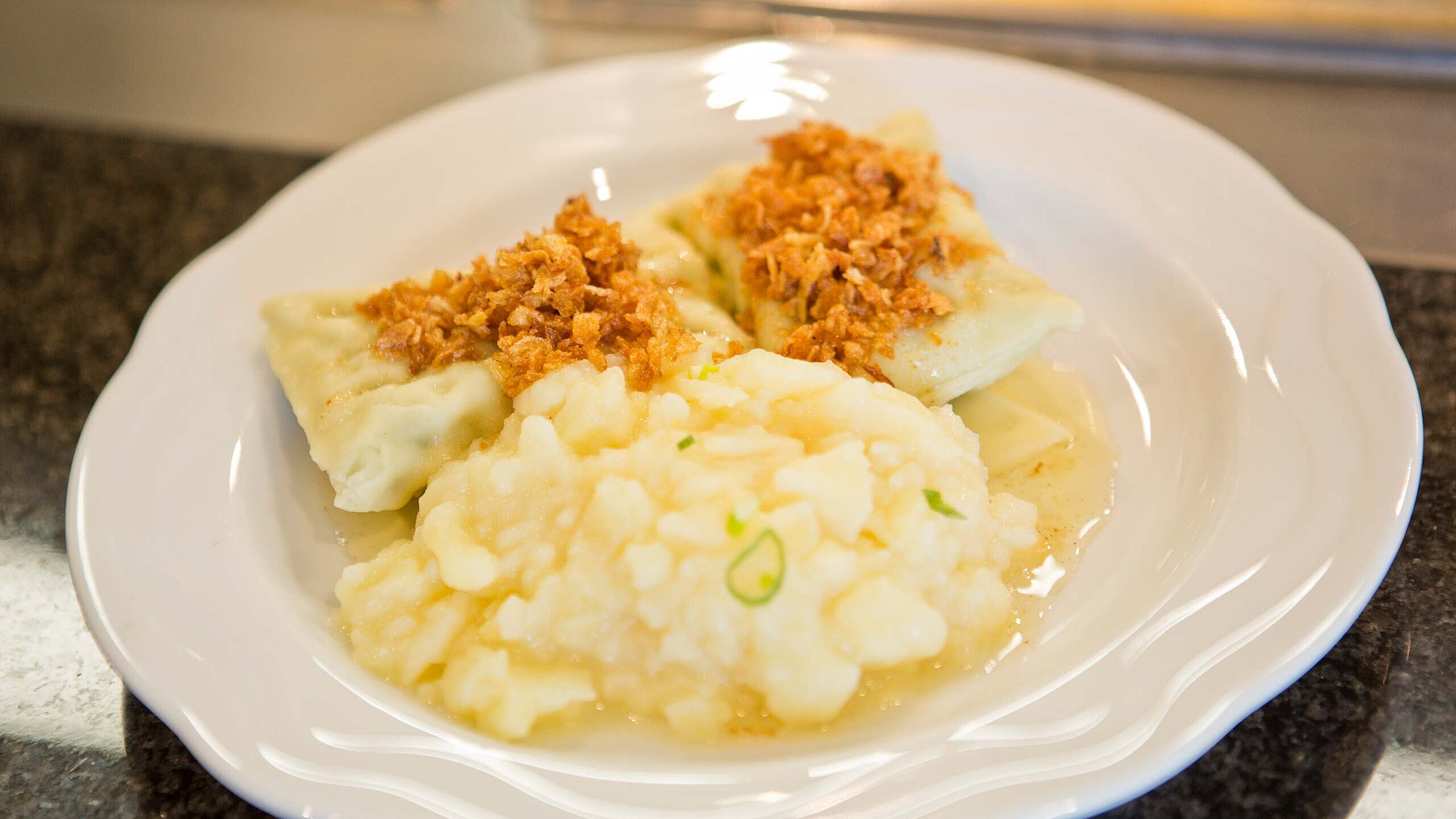 Teller mit Maultaschen darauf