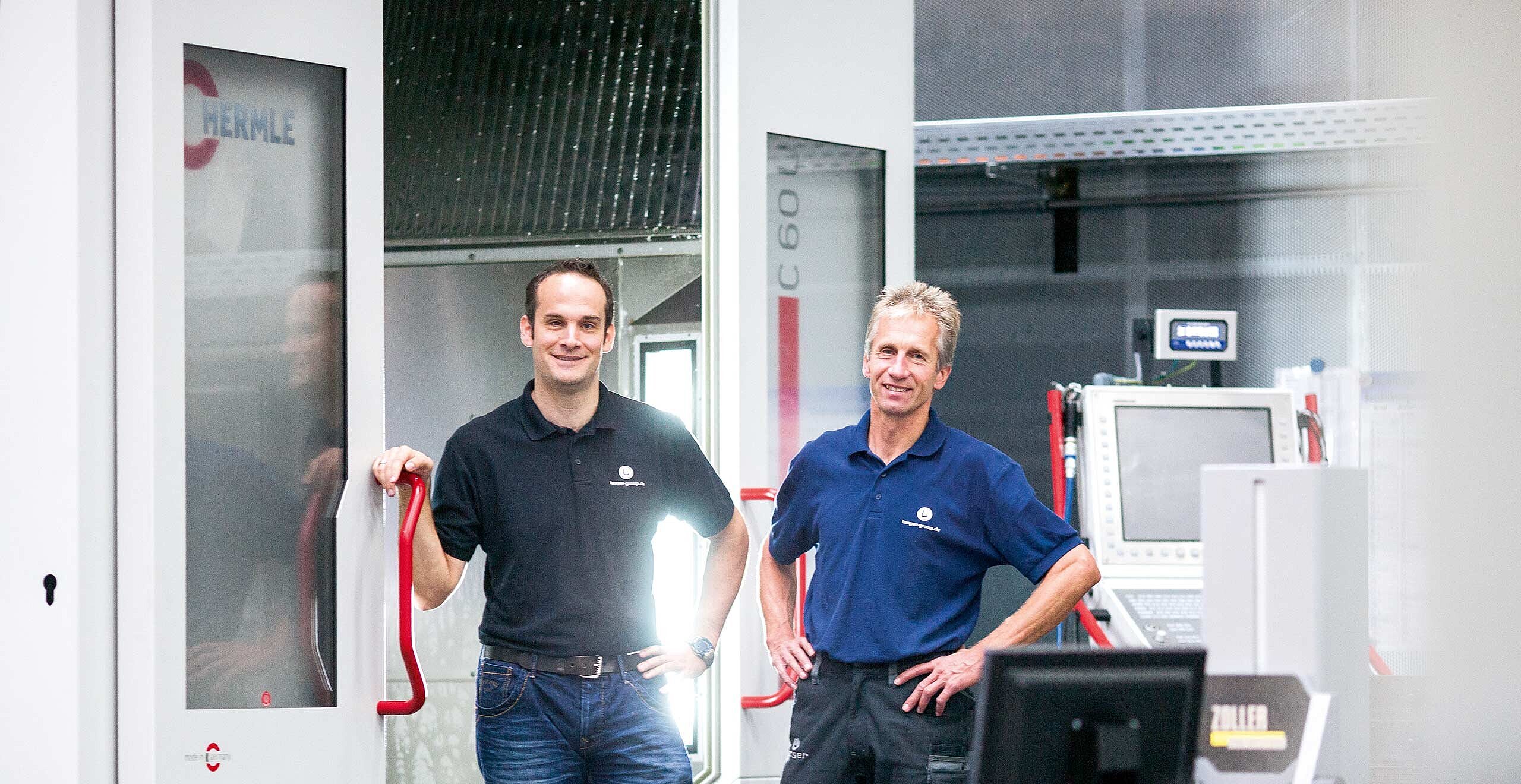 Jörg Lehmann, Gruppenleiter NC-Bearbeitung, und rechts Harald Schreiber, Frässpezialist und Bediener der BAZ`s C 60 U, beide von der Firma Langer GmbH & Co. KG