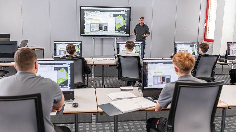 Schulung - Weiterbildung der Auszubildenden bei der HERMLE AG