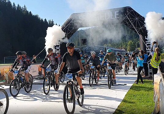 Start beim Schwarzwaldbike Marathon mit 27 Hermle Fahrern und einem 3. Platz bei der Firmenwertung