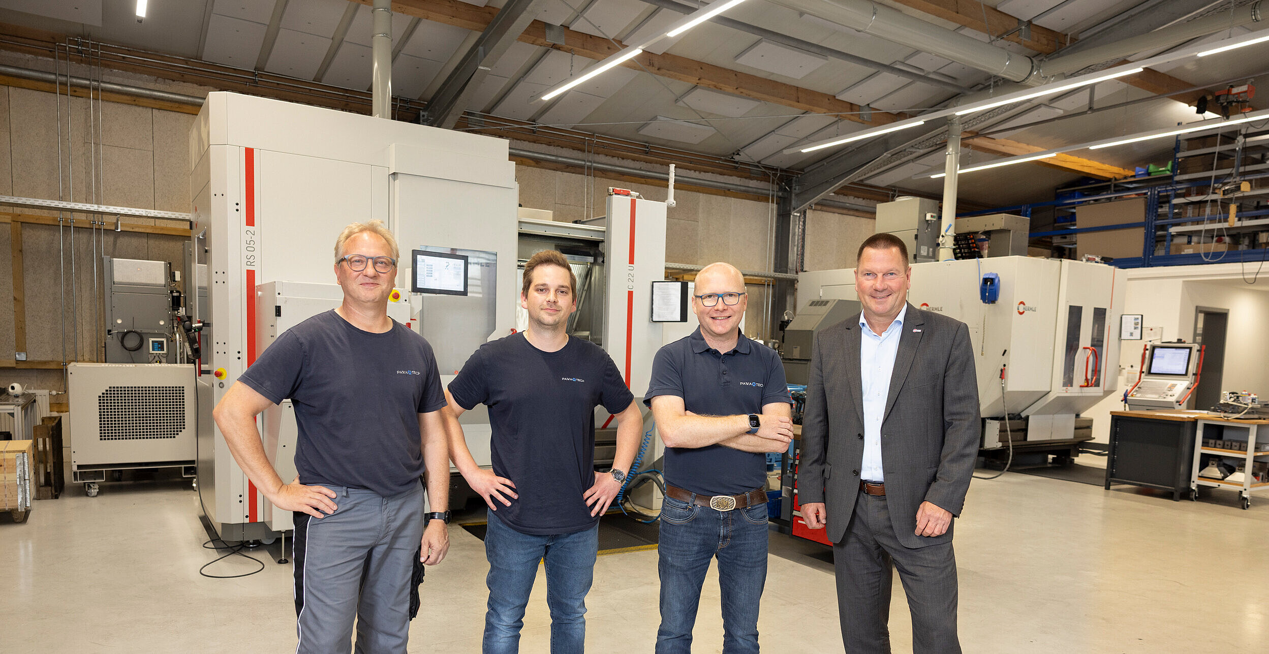 Die HERMLE Experten bei der Firma PAWA-Tech: Werkstattleiter Matthias Mieslinger, Geschäftsführer Paul Walczok jun. und der stellvertretende Betriebsleiter Marco Gradl, zusammen mit Robert Obermaier, Vertriebsaußendienst HERMLE