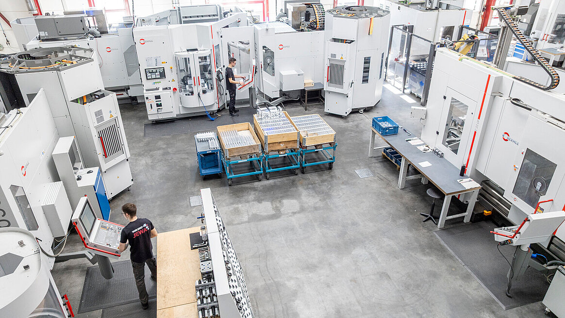 Manufactured by JEWA. In the centre is the RS 1 robot system, to which two HERMLE C 400 5-axis machining centres are adapted.