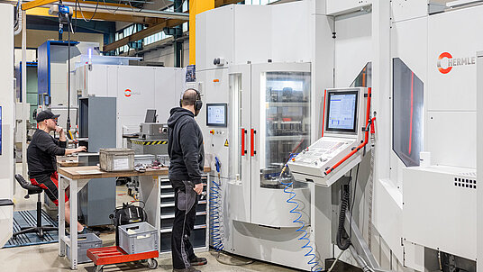 Dank hybrider Arbeitsplätze bei FWM übernehmen die CNC-Fräser nicht nur die Maschinenbedienung, sondern programmieren auch. 