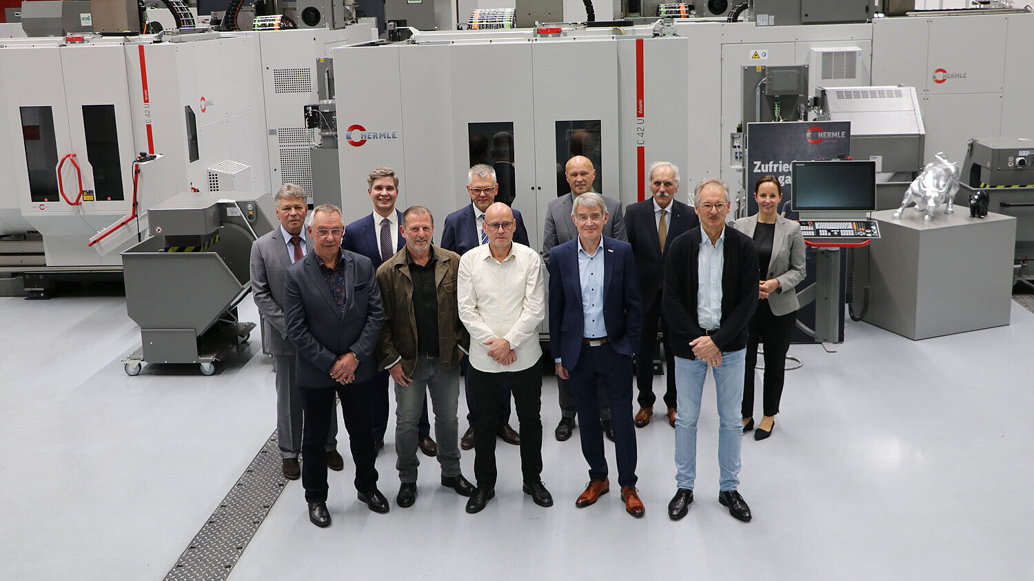 HERMLE Jubilare 2023 mit 40 Jahren Betriebszugehörigkeit mit den Gratulanten im Technologie- und Schulungszentrum am Standort Gosheim