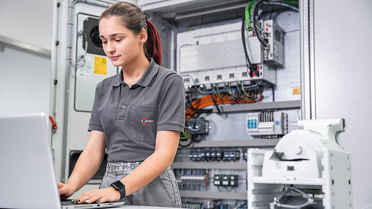 Mädchen-Förderprogramm bei der HERMLE AG