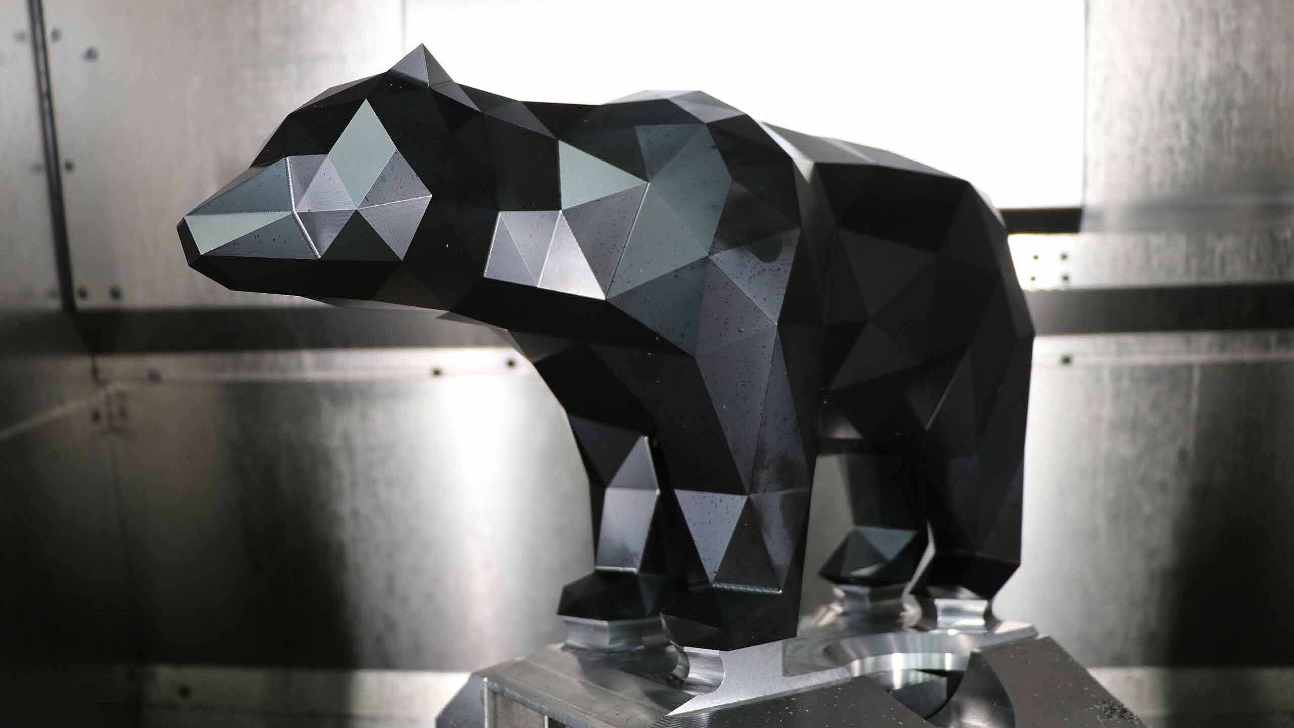 „Ben the Bear“ aus schwarzem POM Material während der Bearbeitung