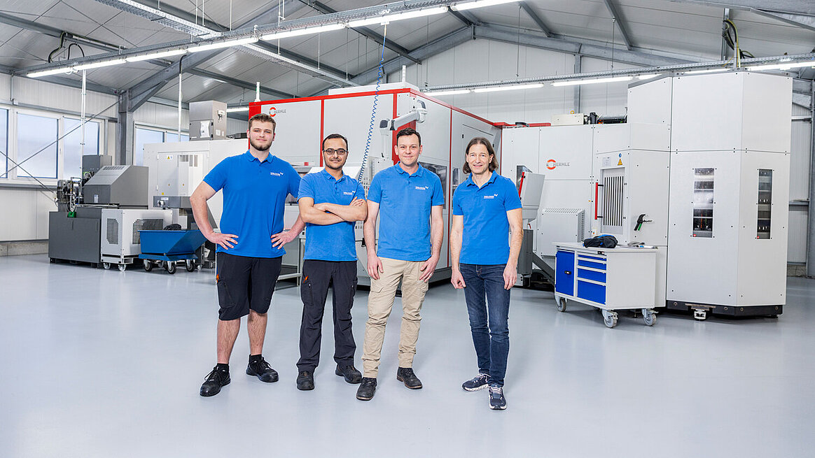 Die Fachleute von CNC-Welcker: Timo Stock und Rami Sonntag mit Betriebsleiter Bernd Schuff und Geschäftsführer Torsten Welcker
