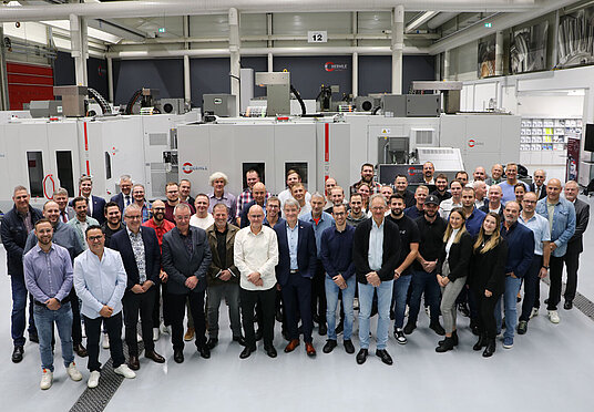 HERMLE Jubilare 2023 mit den Gratulanten im Technologie- und Schulungszentrum am Standort Gosheim