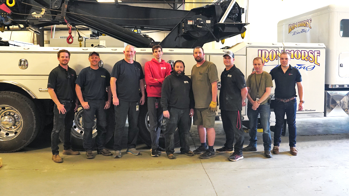 Die Mitarbeiter von HERMLE und Neptune Aviation feiern nach dem erfolgreichen Entladen und Aufstellen der neuen HERMLE C 400-Maschine in Misoulla, Montana.