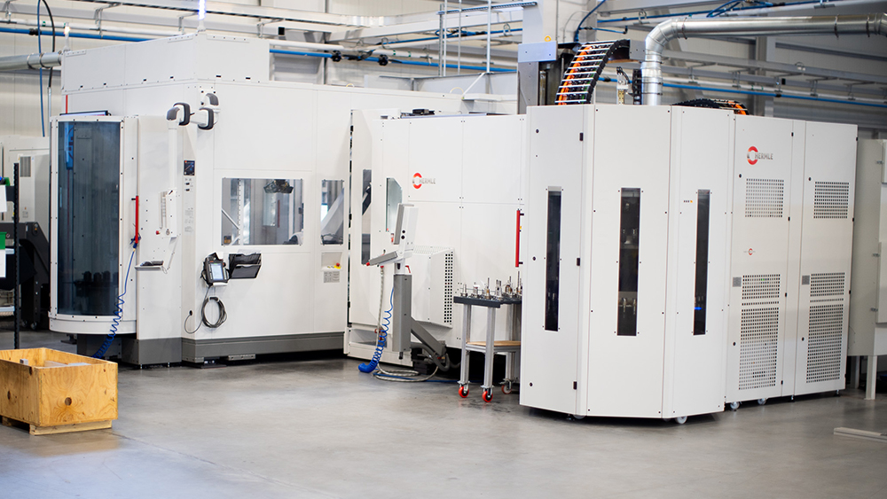 Two HERMLE C 32 high-performance machines are integrated with a single RS 2 robot cell 