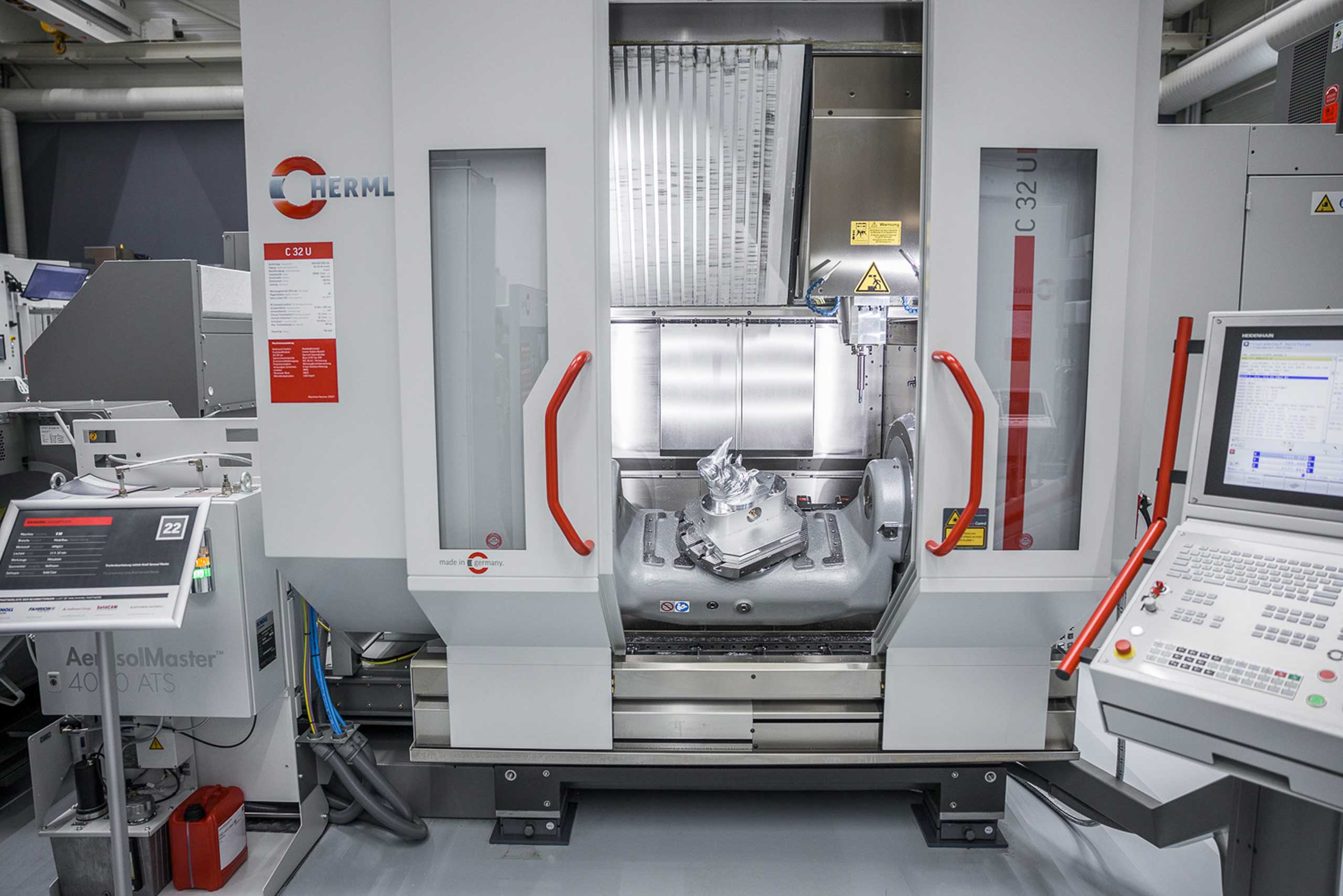 Eine C 32 U von Hermle mit geöffneten Türen