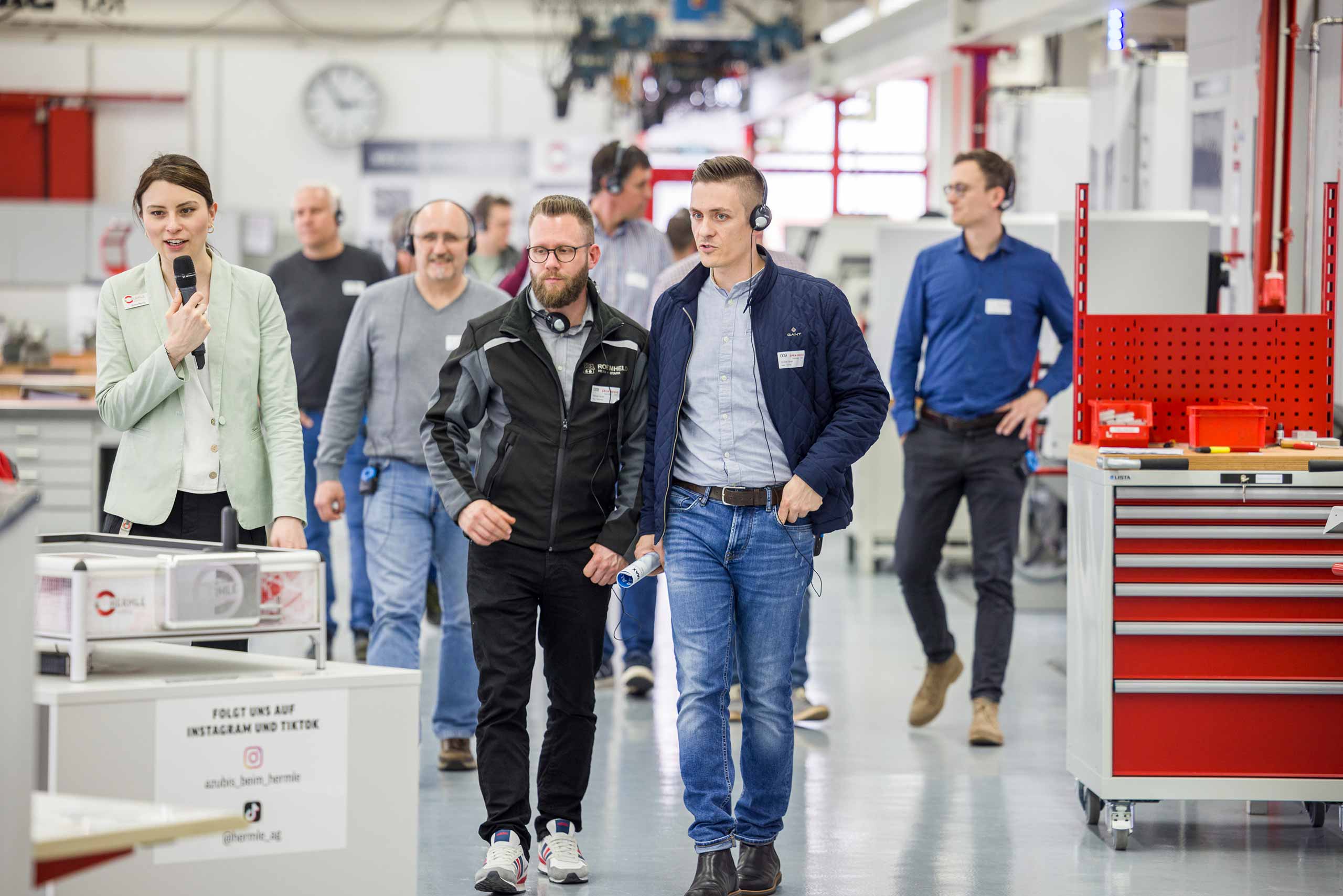 Besucher der Hermle Hausausstellung laufen durch das Gebäude