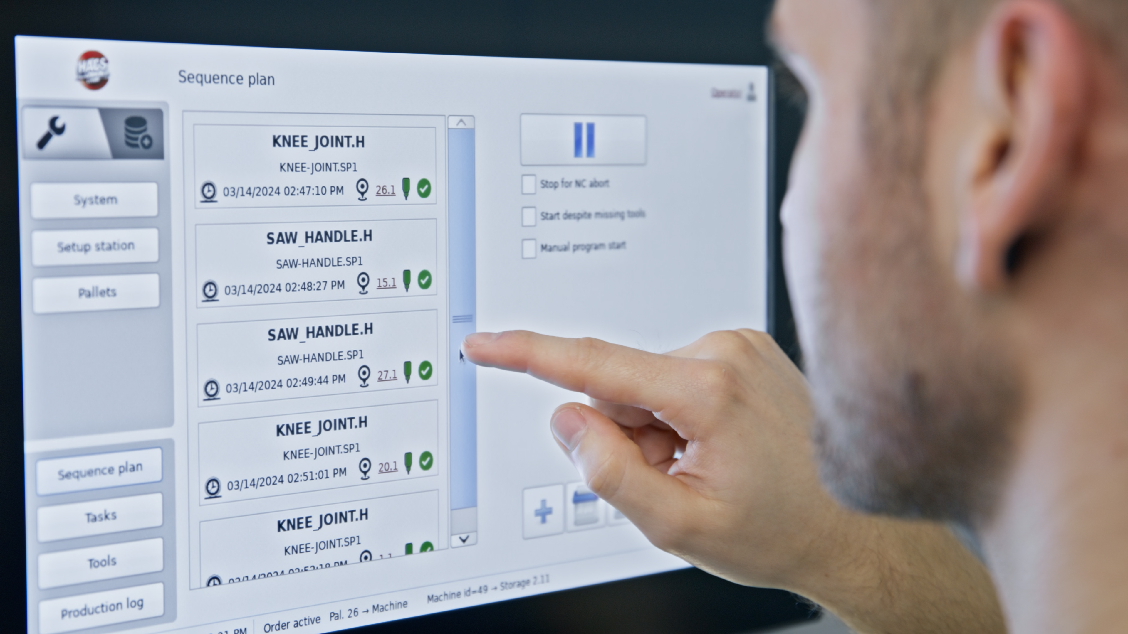 Bedienterminal mit HACS-Software (HERMLE-Automation-Control-System) am Handlingsystem HS flex hybrid 