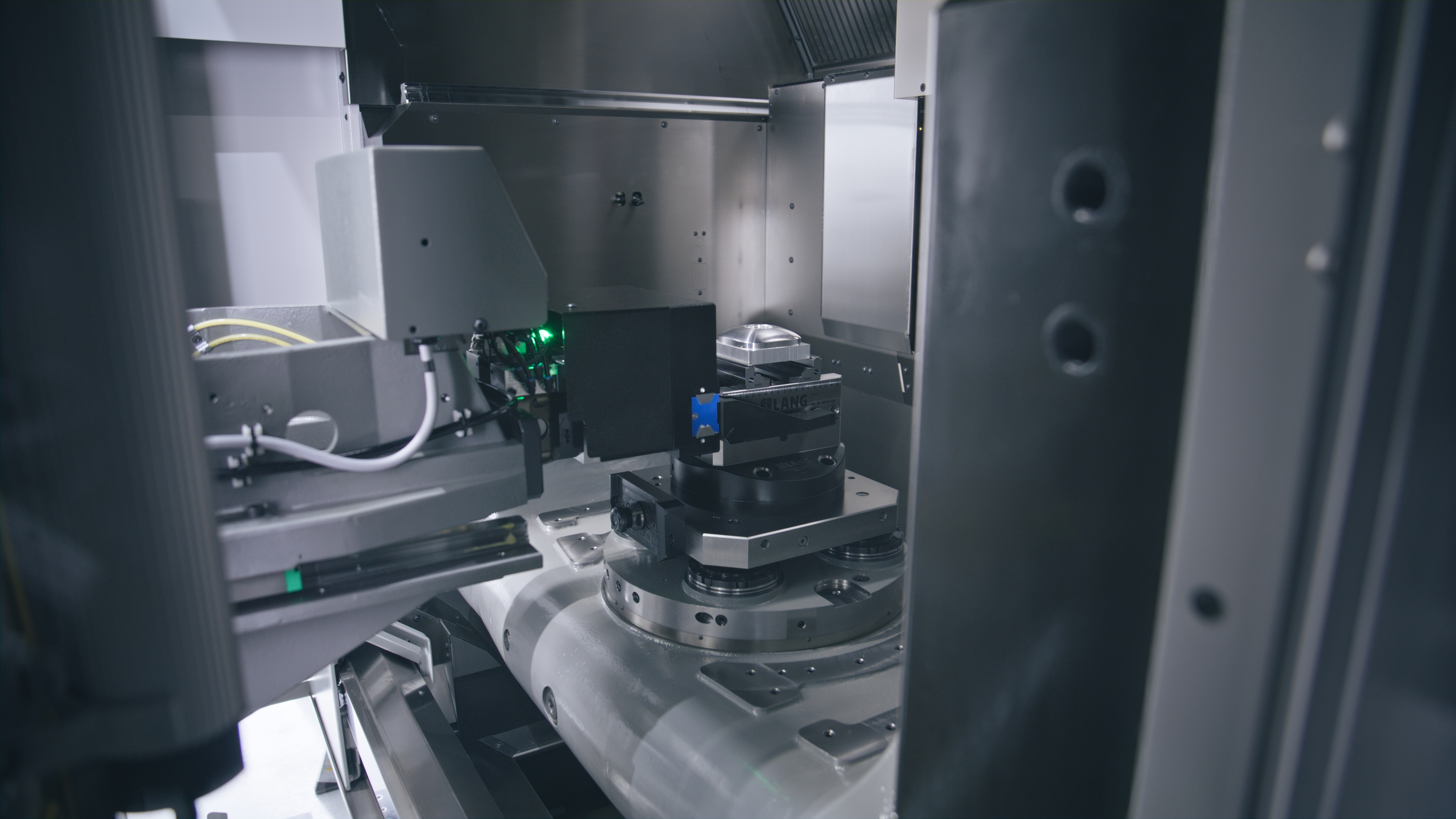 Wechselvorgang eines Schraubstockes mit Werkstück am HERMLE Handlingsystem HS flex hybrid 